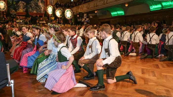 Samstagabend, den 6. Februar 2016, wurde im Congress aufgetanzt. Die Oberlandler luden zu ihrem Ball - ganz im Zeichen der Tracht und Tradition. Zur Eröffnung gab es wie immer eine entzückende Kinderpolonaise.