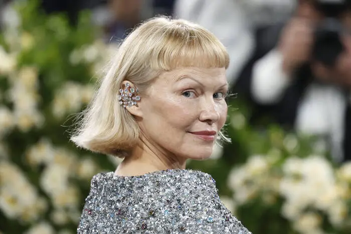 Pamela Anderson ist immer wieder für eine Überraschung gut. Die Schauspielerin präsentierte sich bei der Met Gala 2025 mit neuer Frisur: Sie trägt jetzt einen Bob mit angesagtem Micro-Pony.