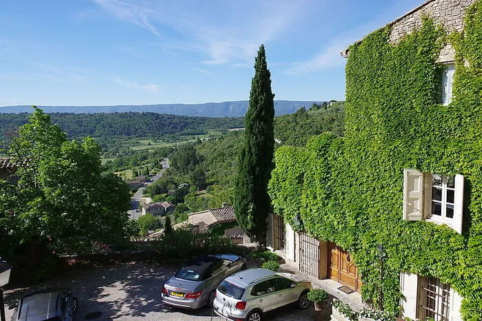 Gordes: Unter den "Sieben schönsten Dörfern Frankreichs" ist Gordes im Luberon allein schon durch seine Lage auf einem Hügel und seine gut erhaltene Bausubstanz eine Besonderheit.