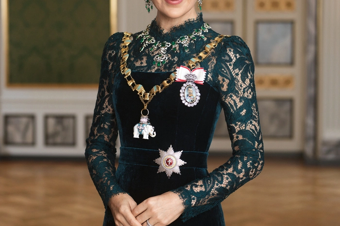 Die Königin wiederum trägt zum ersten Mal Kronjuwelen, und zwar die prachtvolle „Emerald Parure Tiara“.
König Frederik und Königin Mary folgten der abgedankten Königin Marghrete am 14. Jänner 2024 auf den dänischen Thron nach.