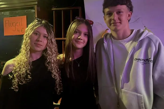 Die Schülerinnen und Schüler hatten an unterschiedlichen Ideen getüftelt, ehe die Entscheidung schließlich auf das märchenhafte Konzept gefallen war. Der Ball sollte laut dem Maturaballkomitee „wie aus einem Märchen“ wirken und genau dieses Gefühl widerspiegeln.
