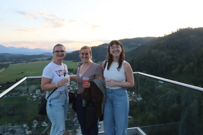 Vor dem Beginn des Kabarettabends wagten noch einige Besucher den Ausblick von der gläsernen Plattform.