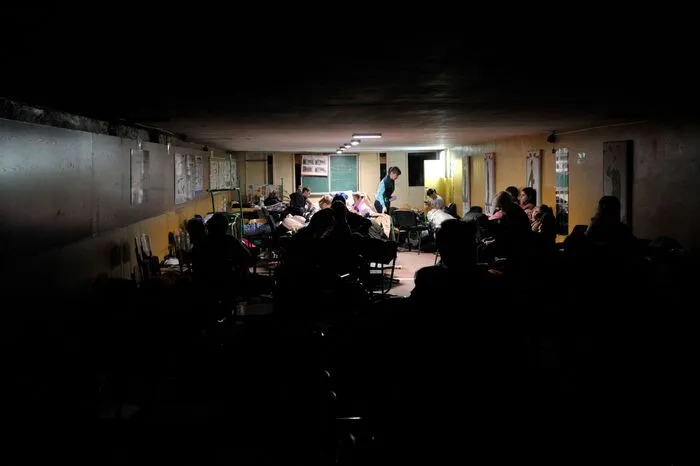 Menschen verstecken sich in einem Luftschutzbunker in Kiew