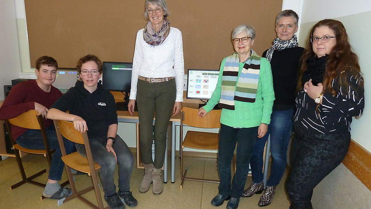 Schüler Niklas und Luca, Klassenvorstand Johanna Hopfgartner, Annunziata Ortner, Ulrike Wibmer, Maria Giovanna Pinna