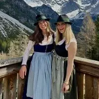 V. l.: Lara Steiner und Elisa Schrempf, die neuen Pächterinnen der Bachlalm