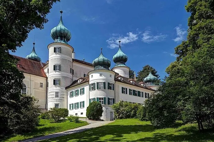 Ein weiteres Schicksalsschloss befindet sich am anderen Ende des niederösterreichischen Donaugärten-Reigens nahe der Wachau in Artstetten. Hier lebten Thronfolger Franz Ferdinand und seine Gattin Herzogin Sophie von Hohenberg, die 1914 in Sarajewo einem Attentat zum Opfer fielen.