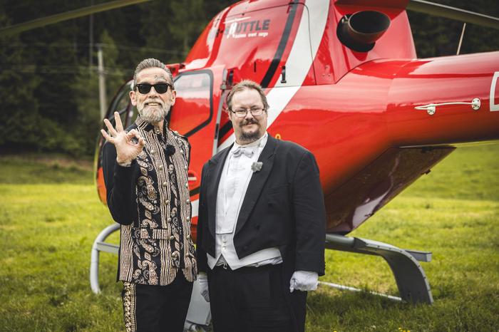 Roland Ludomirska reist mit seinem Butler Dominic per Helikopter an