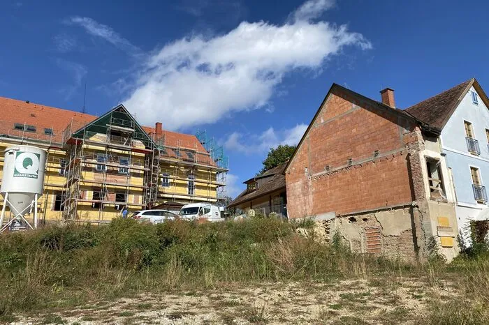 Das L-förmige Nebengebäude steht nur mehr zum Teil. Im bestehenden Gebäude (rechts in blau) sollen Ferienwohnungen entstehen.