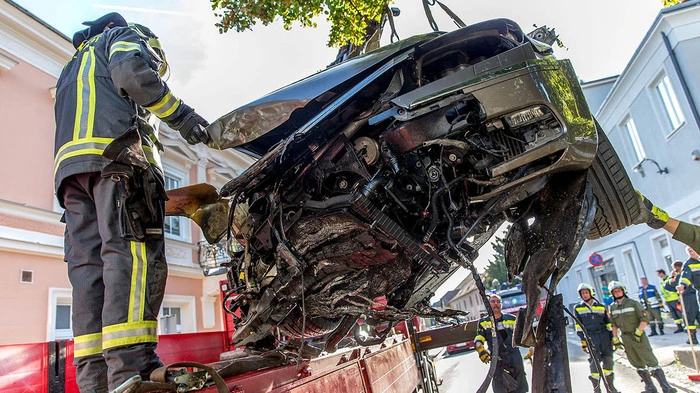 Zu einem spektakulären Verkehrsunfall mit zwei Verletzten und hohem Sachschaden ist es am Samstagnachmittag im Bad Vöslauer Ortsteil Gainfarn (Bezirk Baden) gekommen.