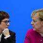 Unerfüllte Hoffnungen: Annegret Kramp-Karrenbauer und Angela Merkel