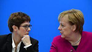 Unerfüllte Hoffnungen: Annegret Kramp-Karrenbauer und Angela Merkel