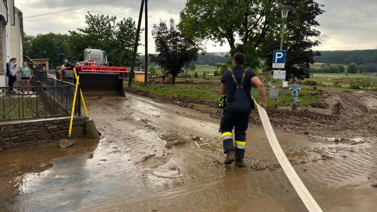 Deutschlandsberger Feuerwehrleute bei den Aufräumarbeiten in der Oststeiermark