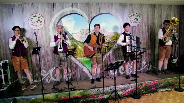Die „Tokio Spitzbuam“ mit echtem Oberkrainer-Sound konnte man kürzlich im Landcafe Kern in Bärnbach-Afling nach einem Jahr Pause wieder erleben. Der Bayer Andi „Andisan“ Starek mit seinen vier japanischen Freunden Kazunori „Charlie“ Kuwata, Ryo „Richi“ Yamashina, Kazuma „Franzl“ Abe und Ado „Adi“ Kihara begeisterten ihr Publikum mit ihren perfekt dargebotenen Melodien.