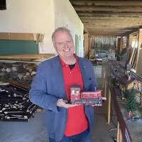 Michael Nothnagel besitzt eine der größten, transportablen Modelleisenbahnen der Spur Gartenbahn in Österreich. Aufgebaut hat er sie aktuell in der Scheune von Freunden in Bad Radkersburg