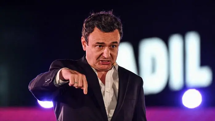 Albin Kurti zeigt mit dem Finger nach unten.