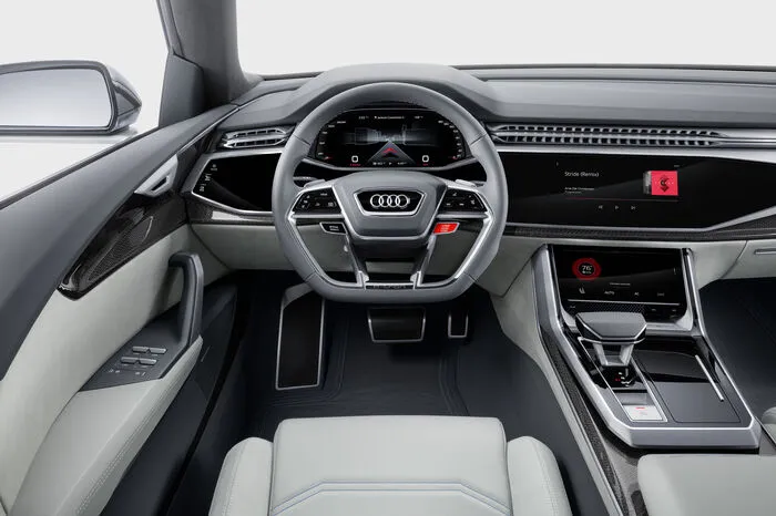 Das neue Bedienkonzept setzt auf große Touchscreens, ergänzt durch eine weitere Ausbaustufe des Audi Virtual Cockpit und ein kontakt-analoges Head-up-Display. Letzteres nutzt intelligente Augmented-Reality-Technologie, bei der die virtuellen Anzeigen mit der realen Welt verschmelzen. So erscheint zum Beispiel ein Navigationspfeil in der gleichen Position wie ein tatsächlicher Pfeil auf der Straße.