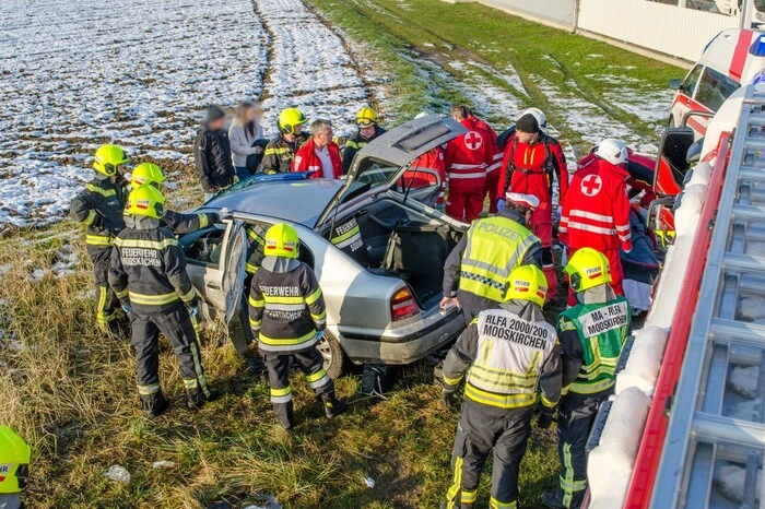 Nach einem Überholmanöver waren zwei Fahrzeuge frontal zusammengestoßen.