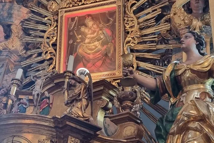 Der Altar und das Gnadenbild. Eine Kopie des berühmten Passauer Mariahilf-Bildes über das der Wietinger Propst P. Albert Schrenk von Notzing eine gemauerte Kapelle errichten ließ.