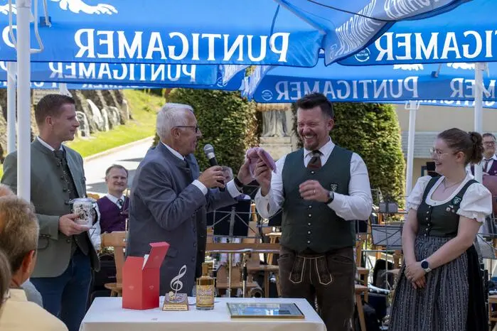 Zahlreiche Gäste aus nah und fern waren der Einladung gefolgt. Besonders erfreulich war der Besuch aus der Partnerstadt Arzberg im Fichtelgebirge (Oberfranken), der die 50 Jahre Freundschaft zwischen den Gemeinden sowie dem Verein unterstrich.