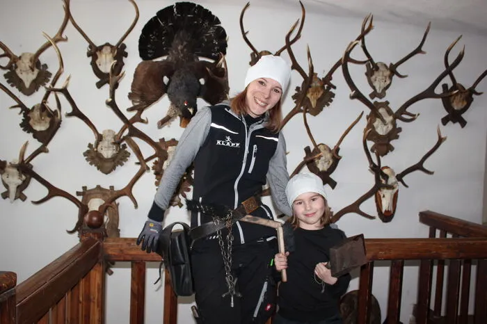 Stefanie Glantschnig und ihre Tochter Leonie bestaunten auch die vielen Jagdtrophäen in dem Forsthaus am Gaberl