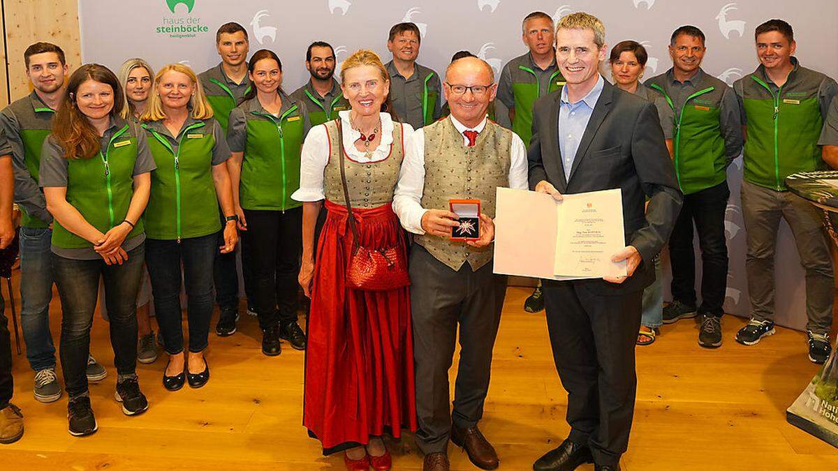 Sektionschef Christian Holzer (rechts) überreichte Peter Rupitsch mit Ehefrau Inge das große Ehrenzeichen für Verdienste um die Republik Österreich