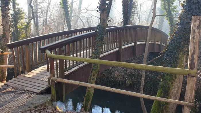 Die "Rialtobrücke von Mureck" in der Au wird saniert, sie gilt als beliebter Treffpunkt unter Verliebten ...