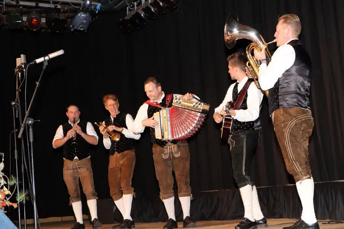 Die "Zwetti Buam" unter Leitung von Martin Zwetti sorgten für tolle Polka-Stimmung im Stadtsaal.