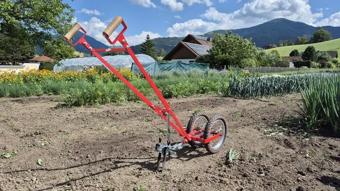 Keine schweren Maschinen, dafür aber eine Räderharke als Hilfsmittel