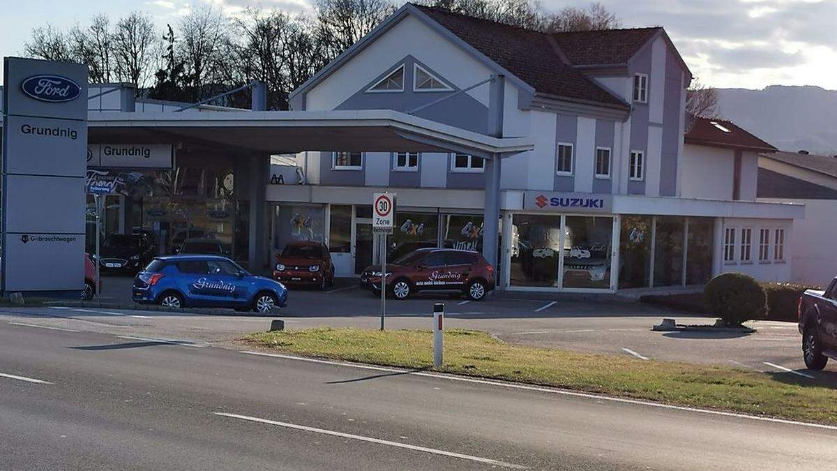 In dieses Autohaus drangen die bislang unbekannten Täter ein