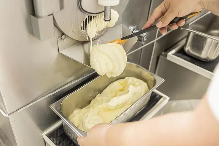 Die Produktion erfolgt händisch, wodurch das Unternehmen mittlerweile durchschnittlich fünf Mitarbeiter beschäftigt.