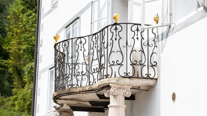 Der Balkon des Schlosses stammt aus dem Barock.