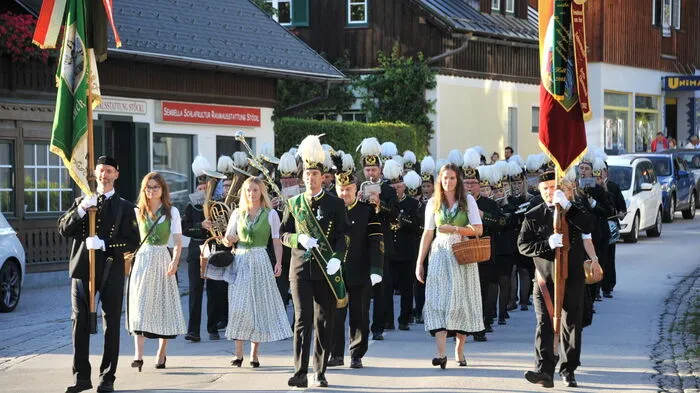 Klicken Sie sich durch die Bildergalerie: die Salinenmusikkapelle Altaussee im Anmarsch