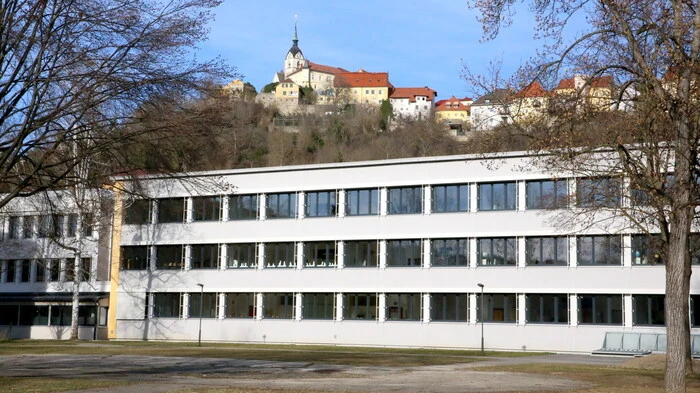 Wenn das kein Grund zum Feiern ist! Bereits seit 90 Jahren gibt es die Neue Mittelschule (früher Hauptschule) Althofen. 