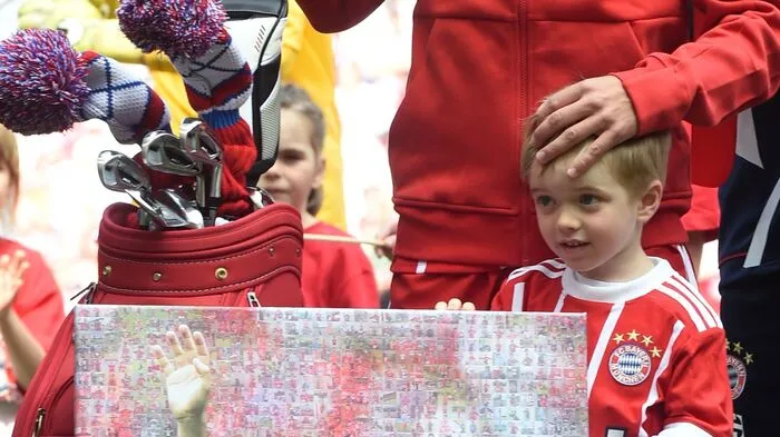 Ein Golfset für die Fußball-Rente: Bayern München hat am Samstagnachmittag vor dem Bundesliga-Spiel gegen den SC Freiburg seinen Kapitän Philipp Lahm vor dessen 332. und letzten Bundesligaspiel für den deutschen Fußball-Rekordmeister verabschiedet.