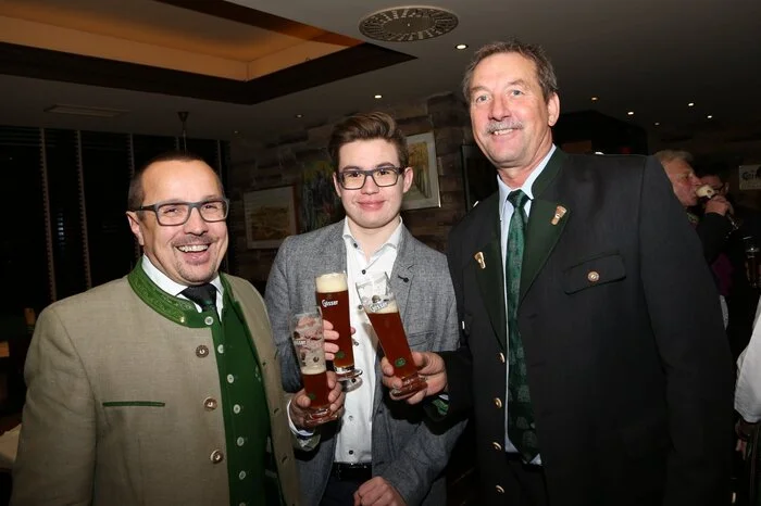 Genießen ein gutes Zwickl (v.l.): Harald Raidl von der Brau Union mit Sohn Moritz und Geschäftsführer des Gösser Bräu Walter Trippolt.