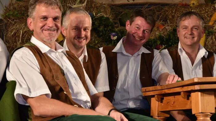 Martin Hautz, Norbert Fahrsbacher, Wolfgang Doppelreiter und Karl Tiffner sind ein engeschworenes Ensemble und feierten nun als Kalwanger Viergesang ihr 25-jähriges Jubiläum.