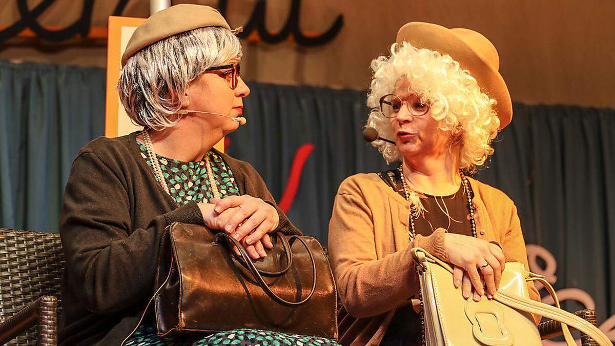 Ein Fixpunkt im Reichenauer Fasching: Margit Maier und Simone Brandstätter als „Die Dorfratschn“ 