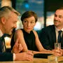 Die Männer erklären, die Frau hört artig zu: Lukas Spisser, Julia Koschitz und Anian Zollner in einer Szene von "Die Macht der Kränkung"
