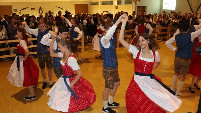 Acht Tanzpaare der veranstaltenden Landjugend St. Stefan im Lavanttal eröffneten den Bauernball mit einigen Volkstänzen.