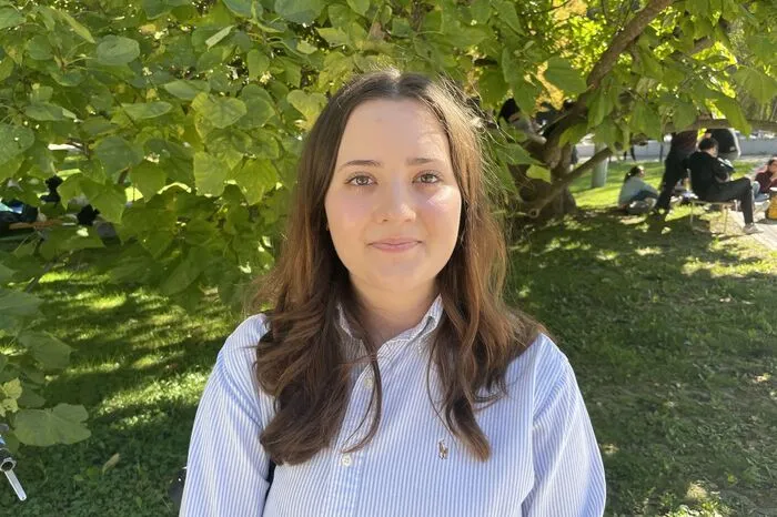 Lena Holzer, 20 Jahre aus Wolfsberg, 1. Semester: Am meisten merke ich die Steigerung an den Benzinpreisen. Ich fahre jetzt jeden Tag von Wolfsberg nach Klagenfurt und zahle bestimmt 200 bis 300 Euro im Monat nur für das Tanken. Ich gehe jetzt einfach weniger in Lokale essen.