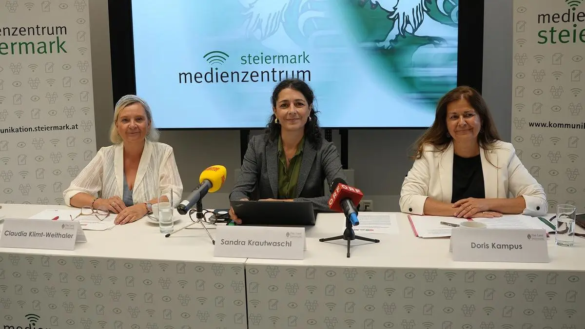 Claudia Klimt-Weithaler (KPÖ) und Sandra Krautwaschl (Grüne; hier mit SPÖ-Doris Kampus) teilen sich den 1. Platz