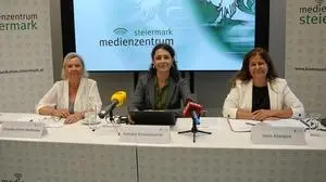 Claudia Klimt-Weithaler (KPÖ) und Sandra Krautwaschl (Grüne; hier mit SPÖ-Doris Kampus) teilen sich den 1. Platz