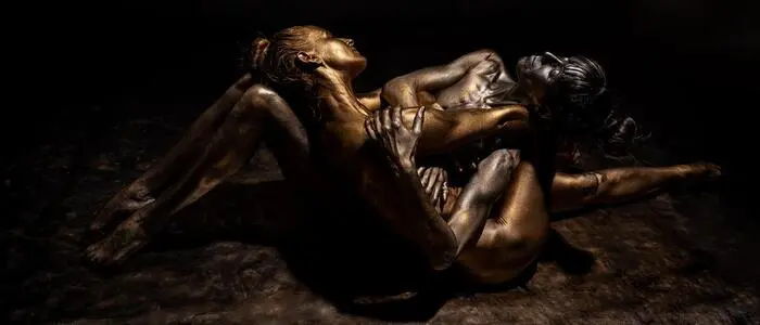 Fotokunst mit zwei ineinander verschlungenen, vergoldeten Frauenkörpern