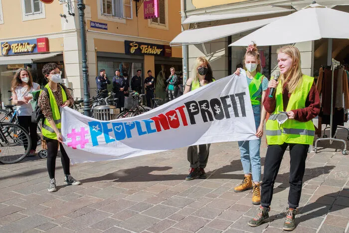 In Klagenfurt traf sich die Fridays for Future-Bewegung um 13 Uhr am Alten Platz und zog von dort aus weiter durch die Innenstadt.