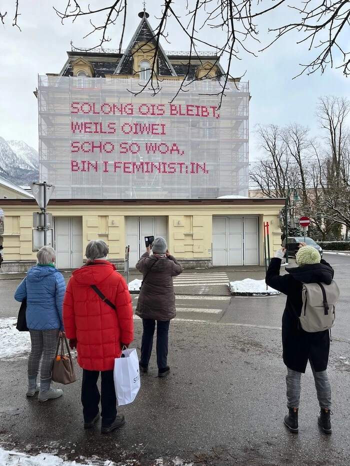 Kreuzstich: Fassadenkunst von Katharina Cibulka in Ischl