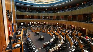 Nationalratssaal in Wien | Manche wollen Mitsprache abseits der Parteien ermöglichen.