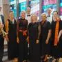Hans Lassnig-Walder (links) und Nataliya Lukina (Fünfte von links) mit den Solistinnen und Solisten von Ambidravi Vocal