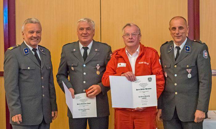 Verleihung Ehrenring in Silber an Josef Klammer und Hermann Pichler durch Bezirksstellenleiter Kleinlercher und Ortsstellenleiter Buchacher