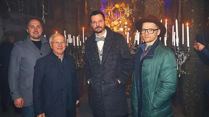 Großes Gedränge herrschte bei der Eröffnung der Weihnachtsausstellung von Andreas Stern in der Kugelmühle in Mühldorf (Stadtgemeinde Feldbach). Im Bild: Stadtrat Markus Billek, Bürgermeister Josef Ober, Andreas Stern und Přemysl Hytych (v.l.) bei der Ausstellungseröffnung