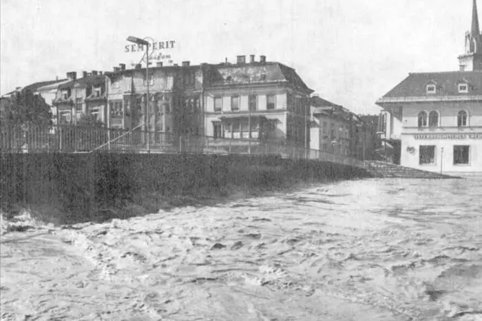 Die damals neue Draubrücke drohte von den Wassermassen mitgerissen zu werden